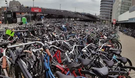 Amsterdã inaugura estacionamento para bicicletas construído embaixo d'água