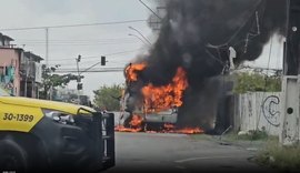 Ônibus da linha Graciliano Ramos/Trapiche pega fogo no Feitosa