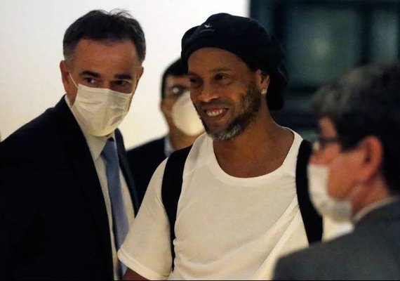 Ronaldinho Gaúcho paga fiança milionária e deixa prisão no Paraguai