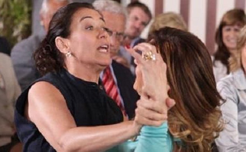 'Fina Estampa': Sem poupar sua raiva, Griselda enche Tereza Cristina de tapas