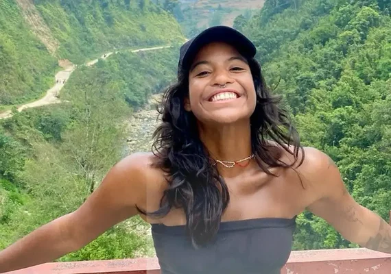 Brasileira que caiu em vulcão na Indonésia continua desaparecida