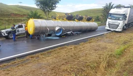 Carreta-tanque tomba por cima de carro e deixa uma médica e um estudante de medicina mortos