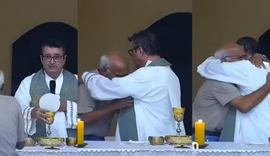 Fiel surpreende padre ao abraçá-lo durante missa após saber da morte do neto em SC