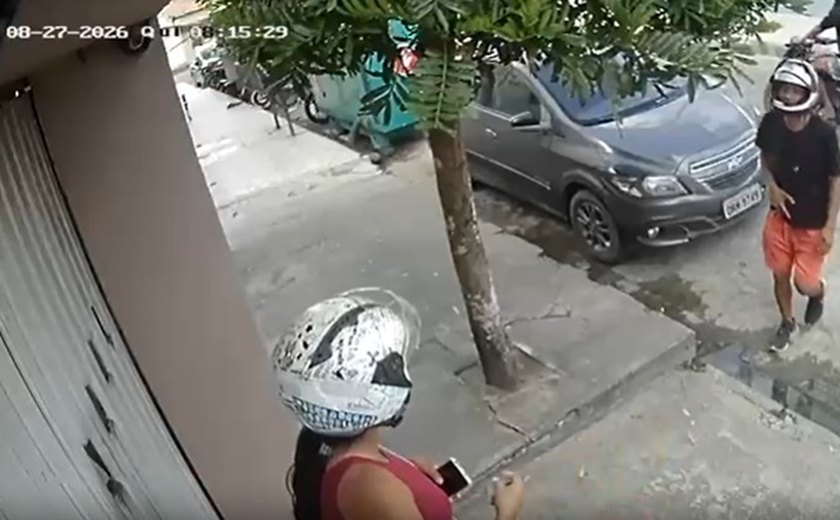 Dupla em motocicleta assalta mulher em plena luz do dia em Arapiraca