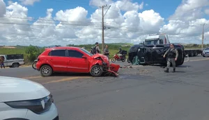 Carro capota após colisão com outro veículo em Arapiraca