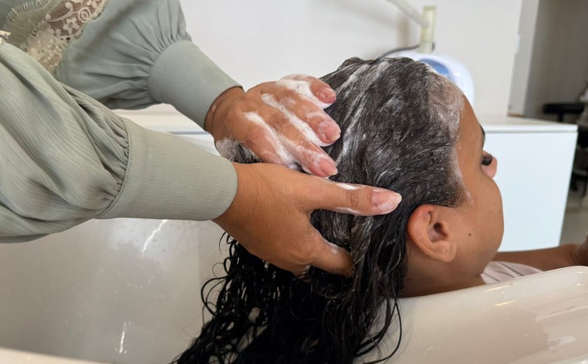 Plástica dos fios ganha espaço no verão como aliada contra danos do sol, sal e cloro