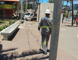 Técnicos da Ilumina repõem cabeamento furtado no Posto 7, na Jatiúca