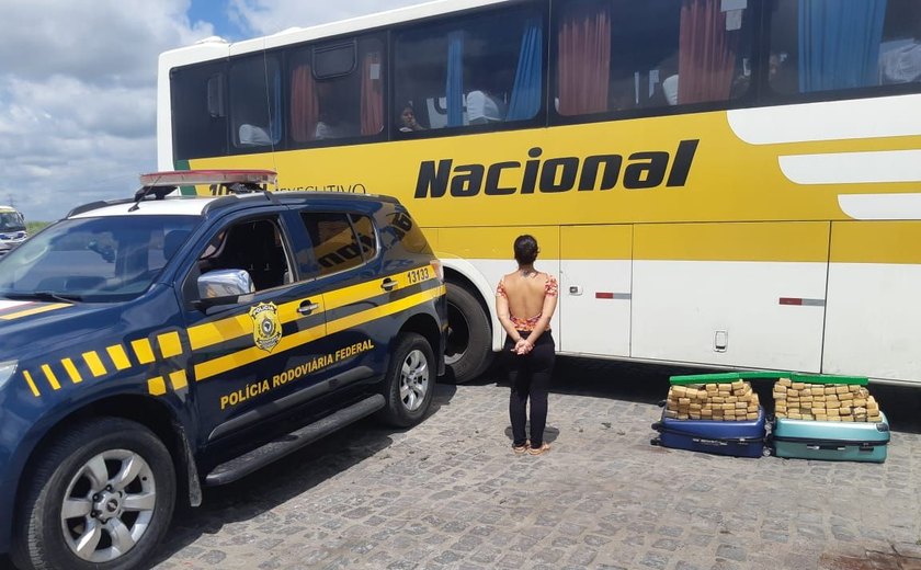 PRF descobre 44 kg de maconha em malas de passageira de ônibus em Rio Largo