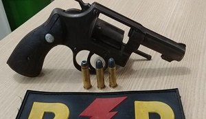 BPRp retira duas armas de fogo de circulação e prende jovem por tráfico de drogas