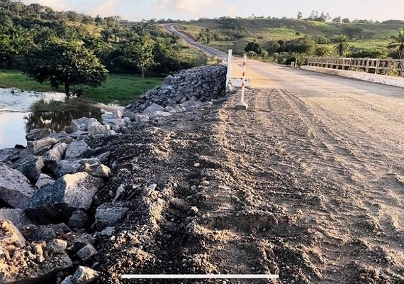 Parceria recupera ponte danificada pelas chuvas na rodovia entre Penedo e Coruripe