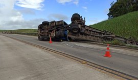Caminhão tomba na BR-101 em Messias e PRF sinaliza pista para evitar acidentes no local