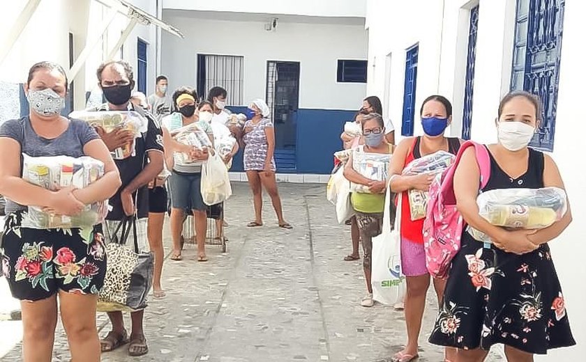 Casal realiza doação de 200 cestas básicas a instituição filantrópica no Jacintinho