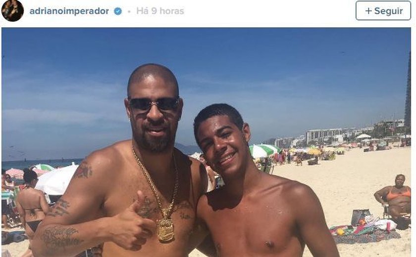 Adriano Imperador curte praia no Rio e avisa fãs: “Estou solteiro”