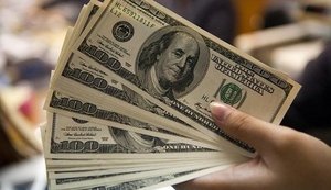 Dólar fecha quase estável em relação ao real nesta segunda-feira