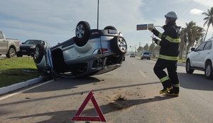 Idoso de 68 anos capota veículo no Pontal de Barra e tem suspeitas de fratura