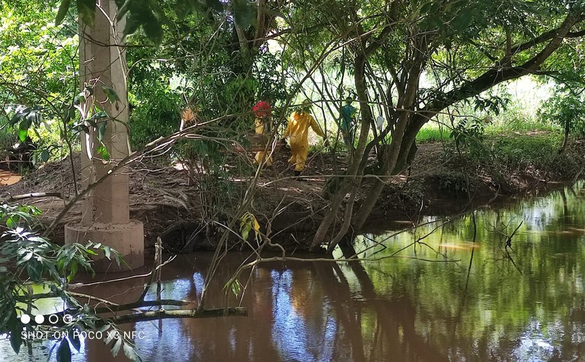 Corpo de Bombeiros retira cadáver de homem de rio em Porto Calvo