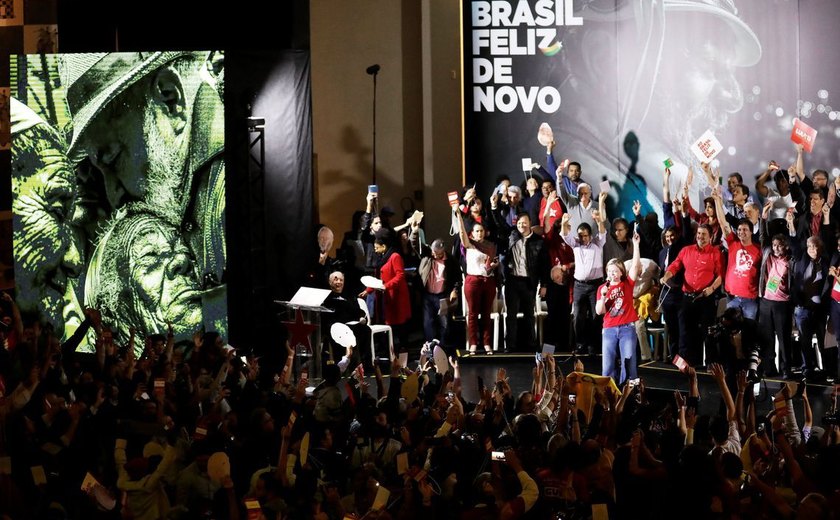 Lula é escolhido candidato do PT a presidente por aclamação