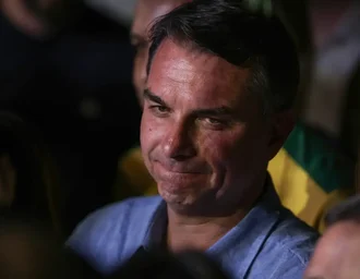 Imprensa internacional repercute fuga de Flávio Bolsonaro do Brasil