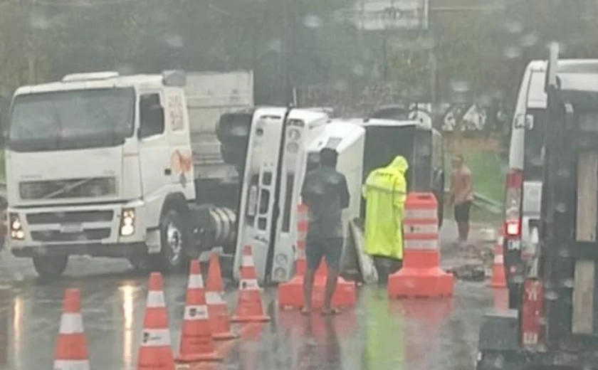 Carreta tomba e causa vazamento de óleo na Ladeira do Catolé