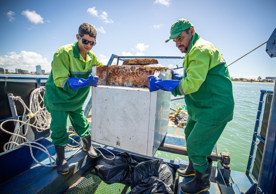 Mais de 560 toneladas de lixo são recolhidas na Lagoa Mundaú