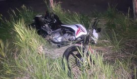 Condutor perde controle de moto, bate em cerca e morre em Roteiro