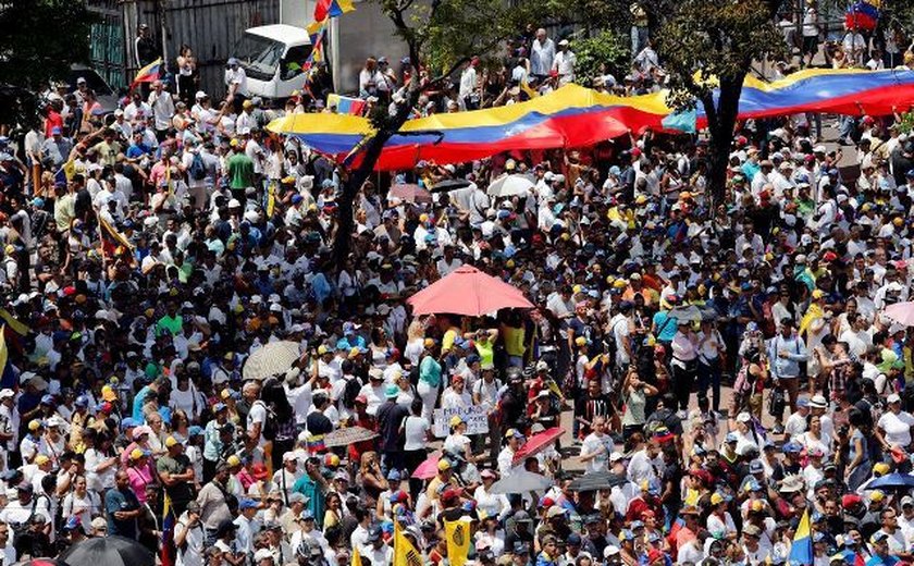 Manifestantes saem às ruas em várias cidades da Venezuela