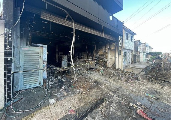 Incêndio de grandes proporções atinge mercadinho na Jatiúca