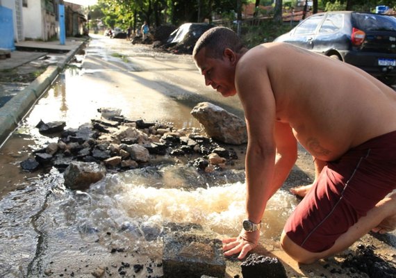 Vazamento deixa casas sem abastecimento de água na Rua Tobias Barreto em Bebedouro