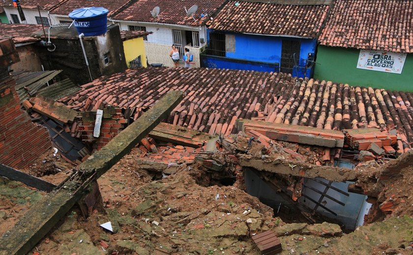 Deslizamento de barreira atinge duas casas no bairro de Bebedouro