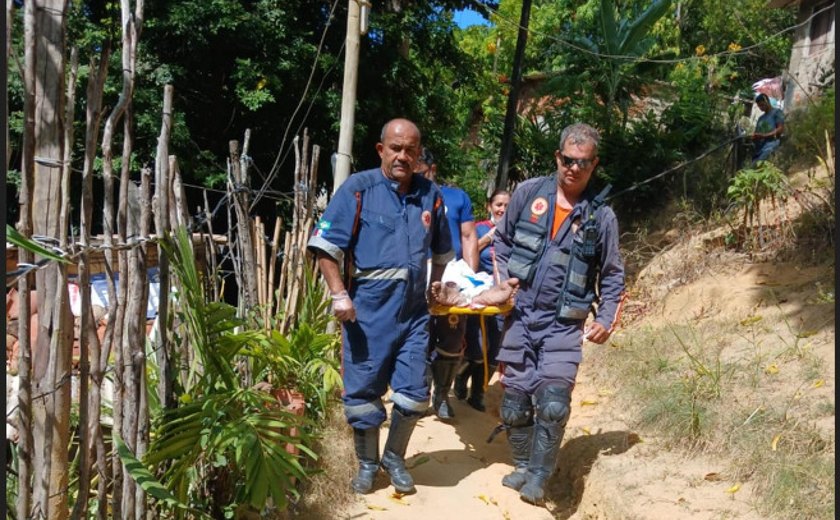 Samu resgata paciente acamado em situação de risco em Garça Torta, em Maceió