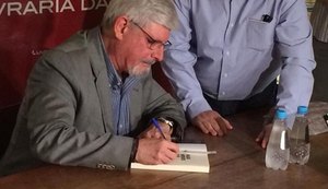 Janot lança livro em São Paulo: 'Hoje, a palavra é escrita', diz