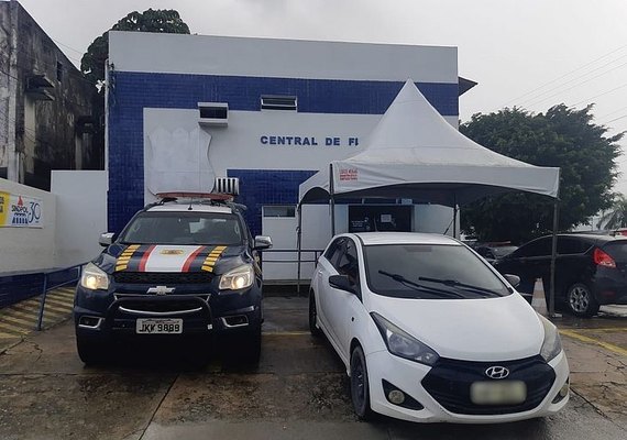 PRF prende condutor embriagado e recupera carro roubado