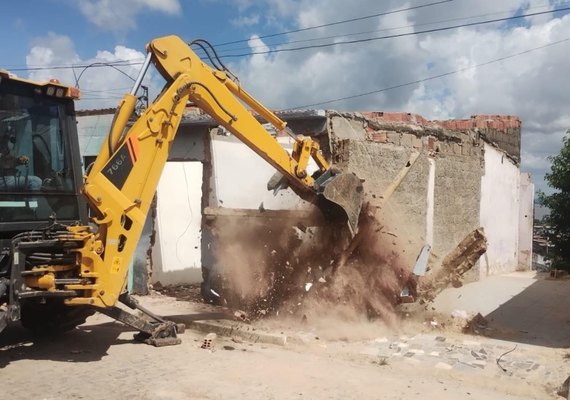 Sete imóveis com risco de colapso foram demolidos no bairro do Farol