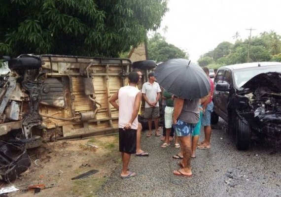 Acidente envolvendo van e caminhonete deixa feridos no Litoral Norte de AL