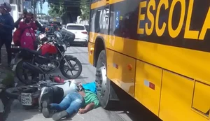 Colisão entre ônibus escolar e motocicleta deixa homem morto no Farol