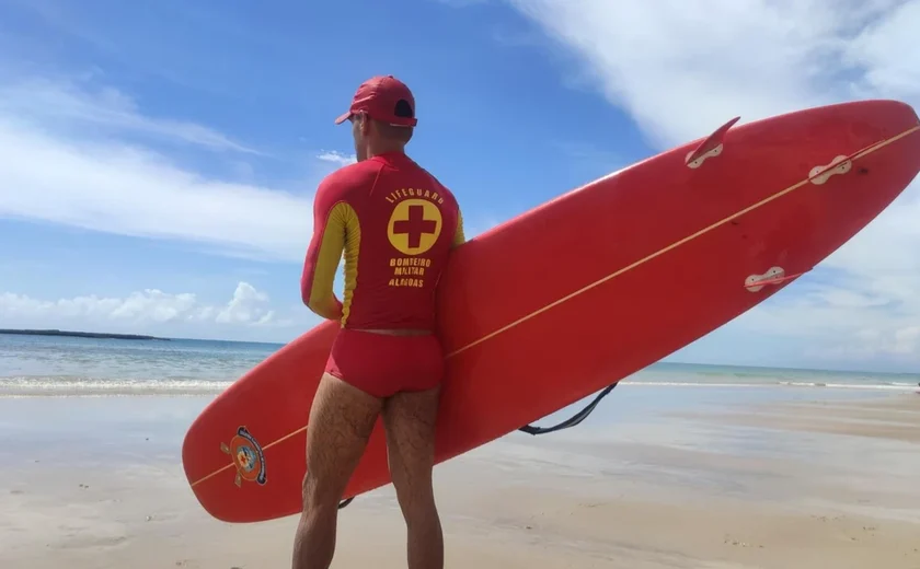 Corpo de Bombeiros resgata quatro pessoas de afogamento na Praia do Francês