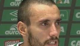 Alan Ruschel chora muito em primeira coletiva após acidente de avião