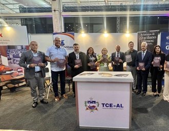 TCE/AL realiza lançamento oficial do livro sobre Graciliano Ramos durante Congresso da AMA