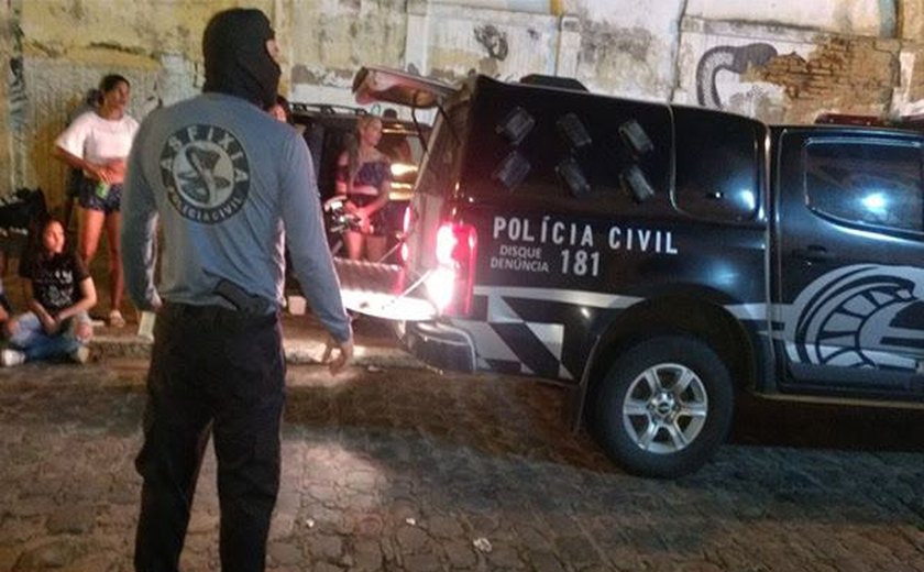 Polícia Civil prende homem, apreende arma e recupera veículo roubado