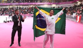 Valéria Kumizaki dá show na final e ganha o primeiro ouro do karatê