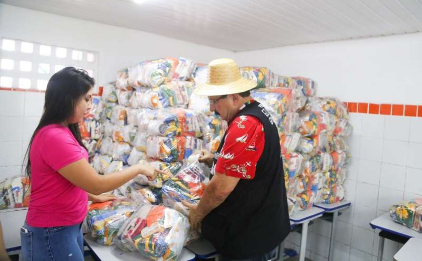 Em Rio Largo, mais de 16 mil alunos da rede municipal começam a receber cestas básicas