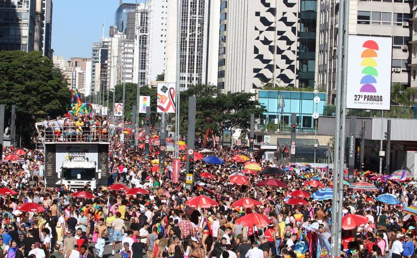 Parada do Orgulho LGBT une luta por políticas e festa na Avenida Paulista