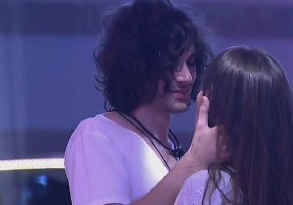 'BBB21': Após beijar Thaís, Fiuk diz que não queria ficar com ela e web não perdoa
