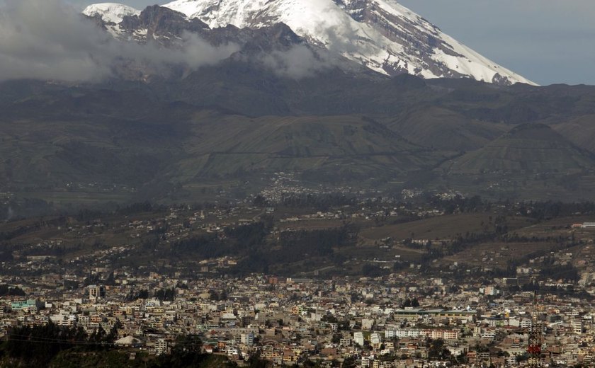 Cinzas de vulcão escurecem céu e cobrem cidades do Equador
