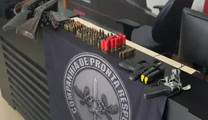 Homem é preso com arsenal e tenta subornar policiais em Campestre