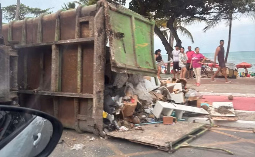 Caminhão de coleta de lixo tomba na Ponta Verde e gari fica ferido