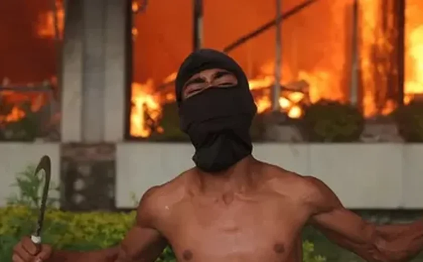 Casa de ex-primeiro-ministro do Nepal é queimada por manifestantes com esposa dentro; caos toma conta do país