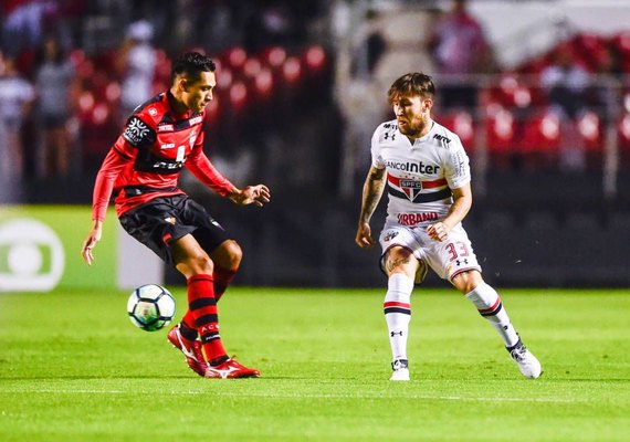 São Paulo fica na frente duas vezes, porém cede empate e mantém jejum