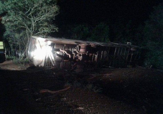 Batida entre carro e ônibus com estudantes deixa mortos e feridos em SC