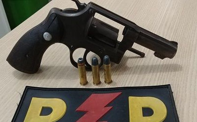 BPRp retira duas armas de fogo de circulação e prende jovem por tráfico de drogas
